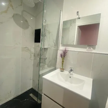 Gare, Avec Sdb Et Wc Privatif ,,, Privatunterkunft *